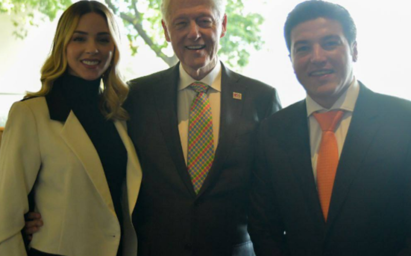 Samuel García asiste a “Situación Mundial” con Bill Clinton