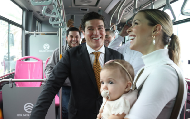 Samuel García renueva transporte público con 300 unidades