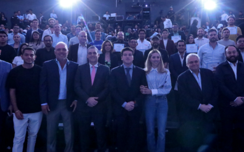 Samuel García apoya a graduados de programa “Peak NL”