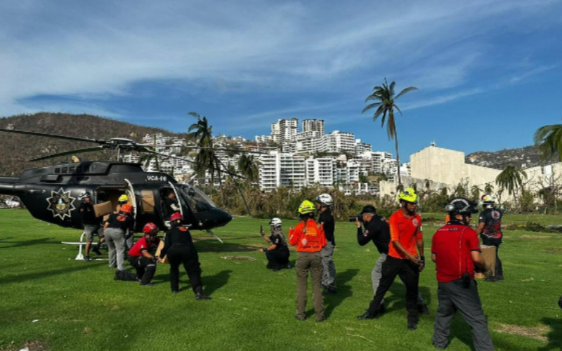 Rescatistas brindan ayuda a las víctimas del huracán “Otis”