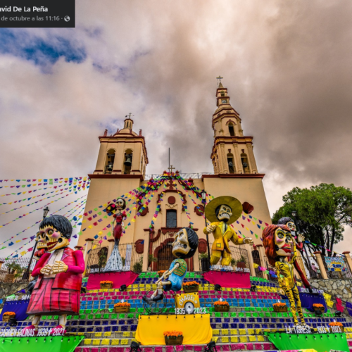 Familias disfrutan del altar de muertos en Santiago, Nuevo León