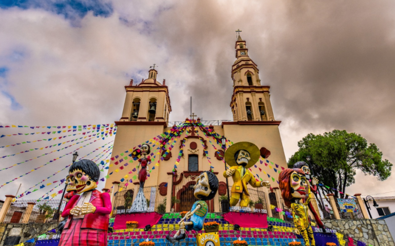 Familias disfrutan del altar de muertos en Santiago, Nuevo León